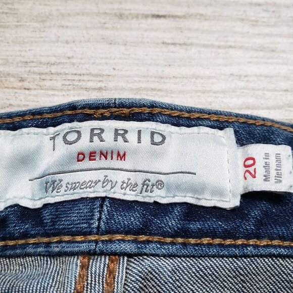 Torrid Bermuda Jeans Women's Distressed Frayed Medium Wash Stretchy Blue 20 - Picture 4 of 6